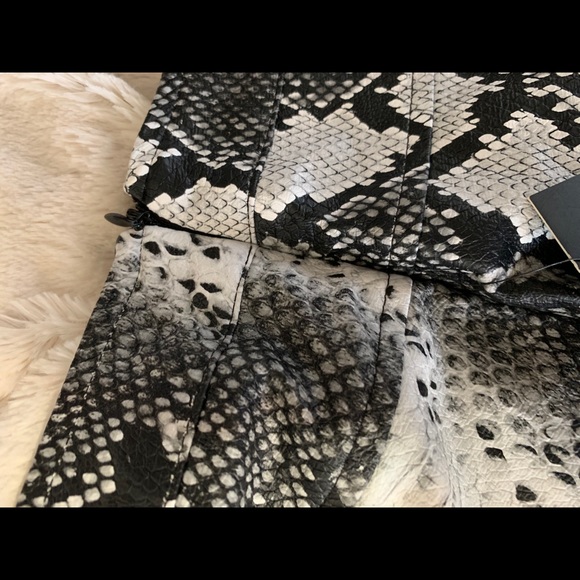 Faux leather snake print mini skirt - Picture 6 of 7